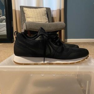 Nike Trainers (Black & Gum)